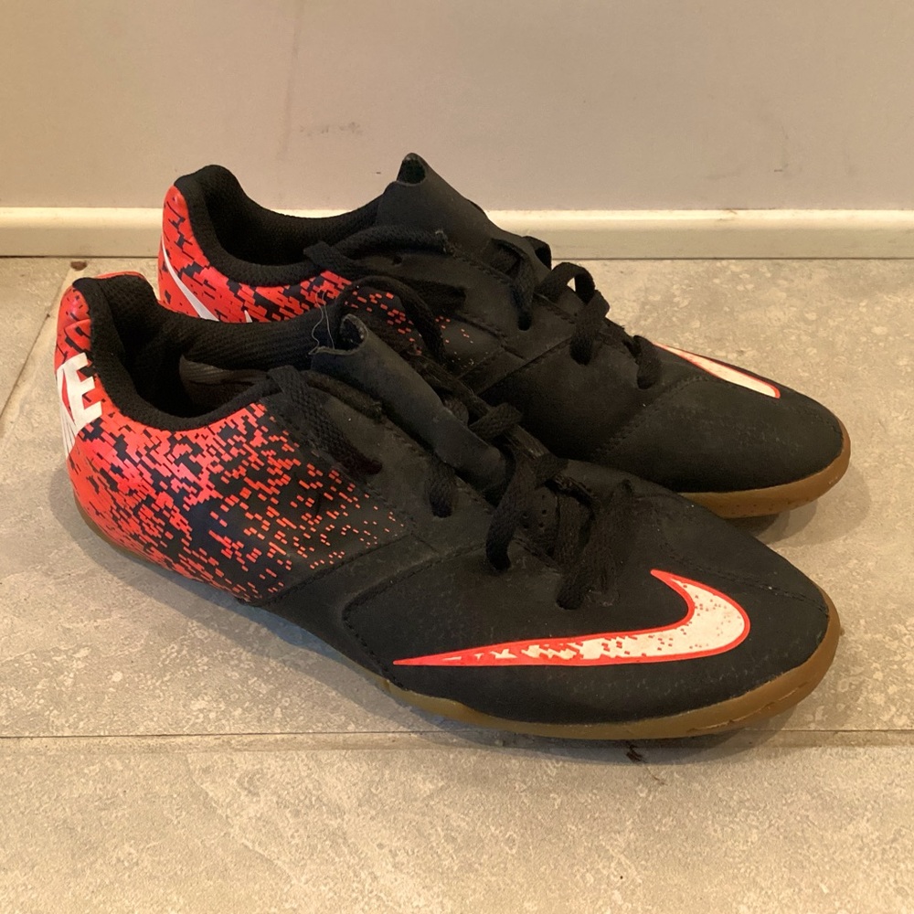 Nike Boys BombaX 826487-018 Black Red Indoor Soccer Boots Shoes